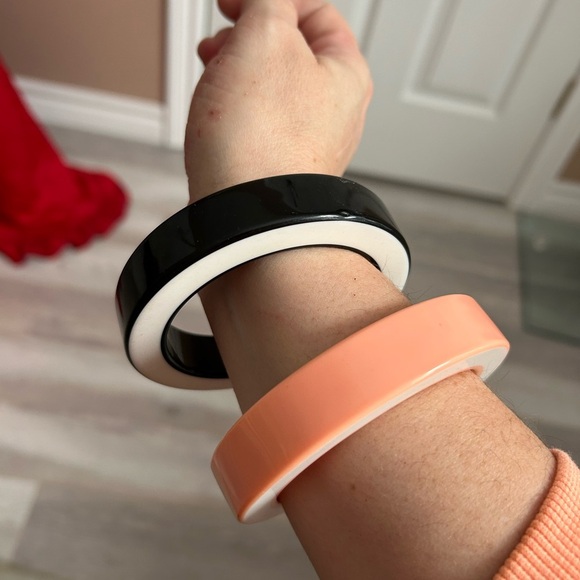 4/$100 Black and Peach Wearable lucite bangles retro 1980 🥰 - Picture 4 of 6